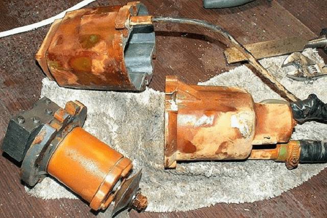 Вода, проходящая через фильтр в скважину, уносит с собой мелкие частицы ила. Это приводит к заиливанию грунта в непосредственной близости от фильтра. В случае высокой жесткости воды в зоне экстракции также откладываются соли кальция.