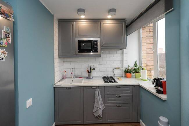 Серая кухня/столовая с островом из Ikea