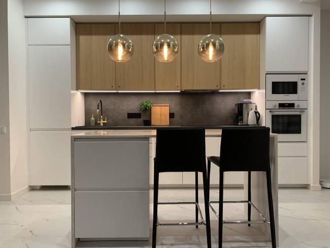 Кухня с островом и комбинированными фасадами от Ikea