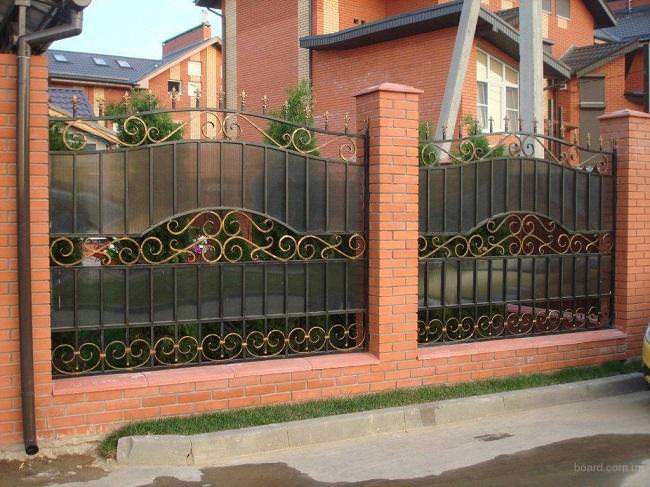 забор из кованого железа с поликарбонатом