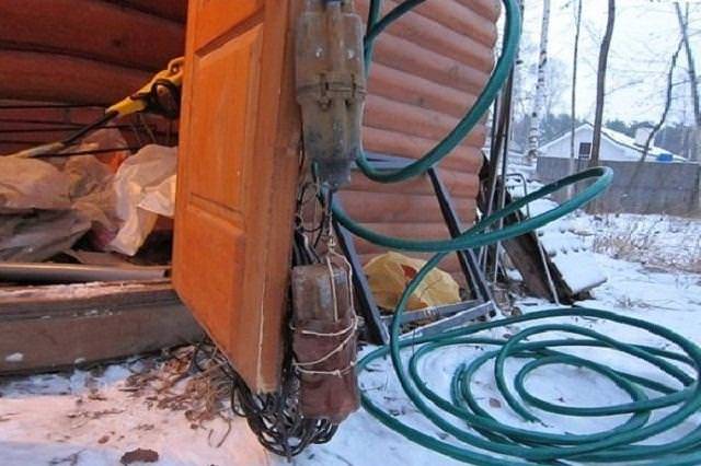 Вода постепенно становится прозрачнее.