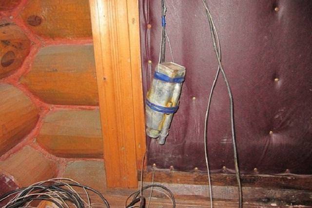 Особенно эффективно обсаживание скважины двумя вибрационными насосами.