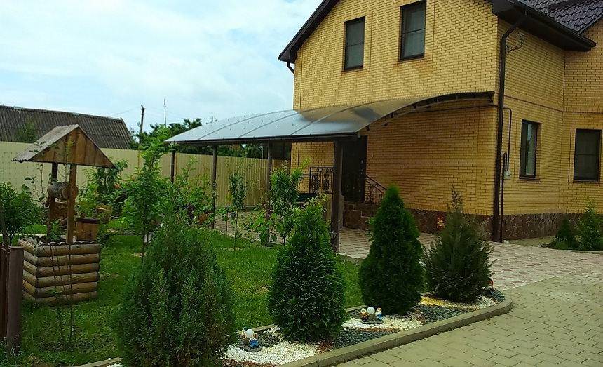 Навес из поликарбоната перед домом на участке площадью 4 акра