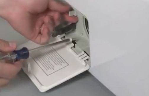 Откручивание винта крепления крышки