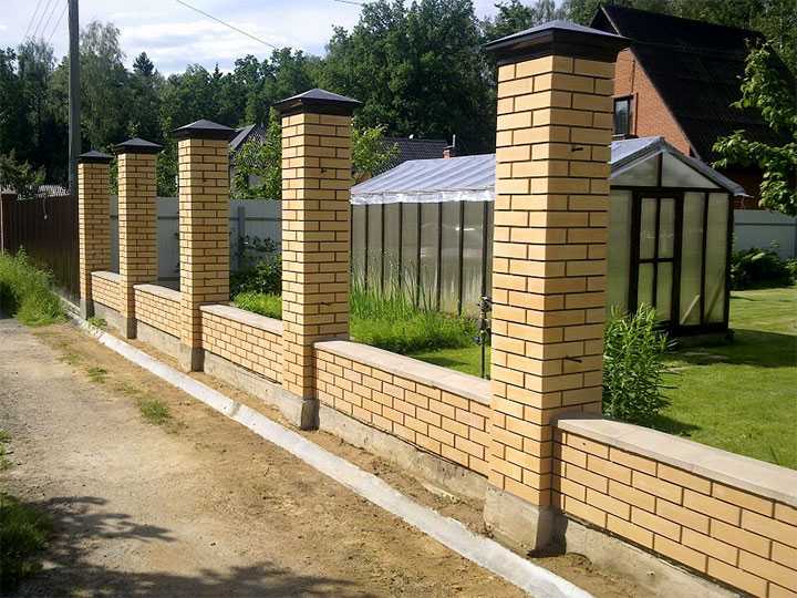 Кирпичные столбики для забора