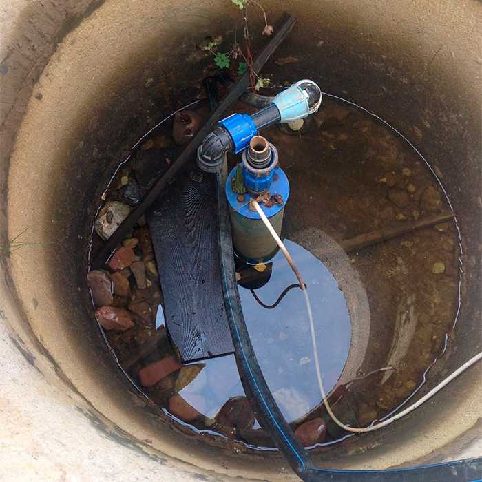 Вода внутри кессона из бетонных колец