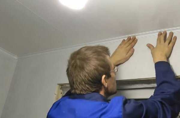 монтаж потолочной планки на балконе