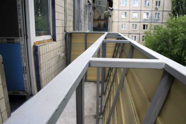 Балкон над парапетом