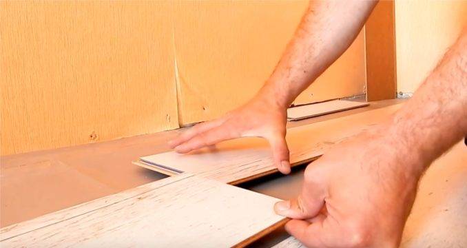Если ряд не на месте, отодвиньте доски в стороны и уложите их в шахматном порядке на доски пола.