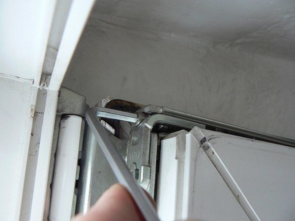 Регулировка пластиковых балконных дверей