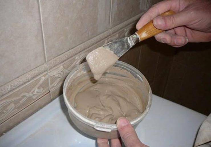 Затирка шва между стеной и водопроводом