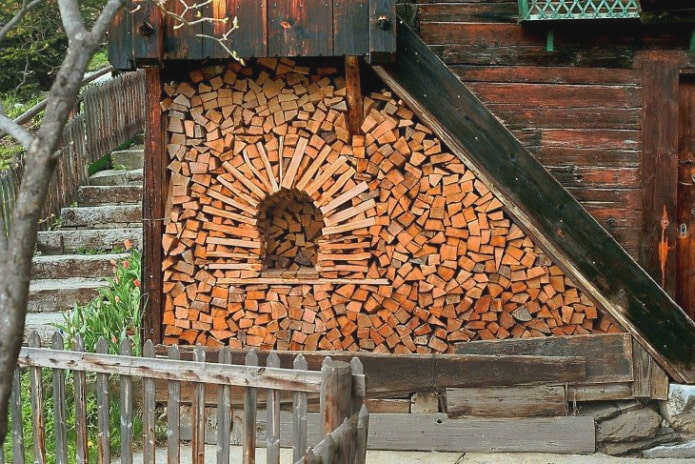 У стены, под лестницей