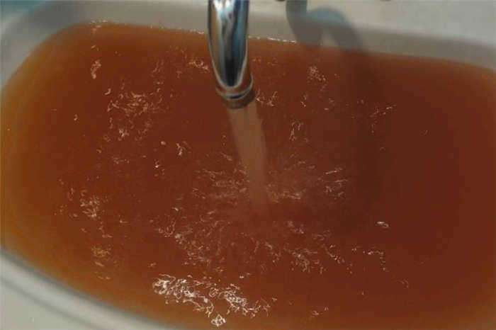 Фото: Ржавая вода в жилом комплексе "Малое Карлино 2