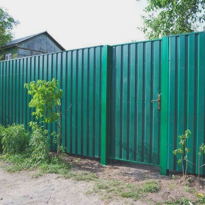 Забор из кирпича и гофрокартона