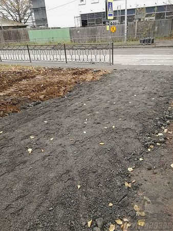 Временный пешеходный переход, выложенный дробленым старым асфальтом