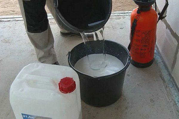 Разбавление остатков клея водой