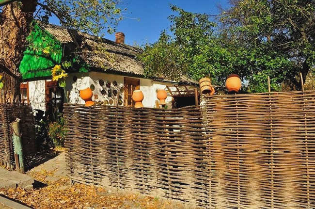 Плетеный забор в деревенском стиле