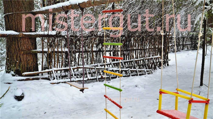 Плетеная изгородь из живых деревьев