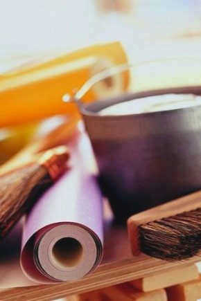 Как правильно клеить обои с узорами?