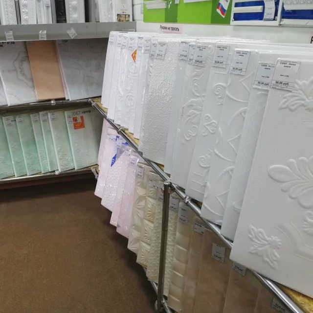 Ассортимент потолочных панелей в магазине