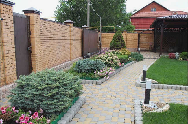 клумба вдоль забора на участке