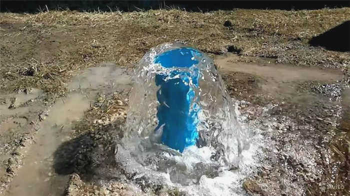 Компрессор выдувает воду из скважины
