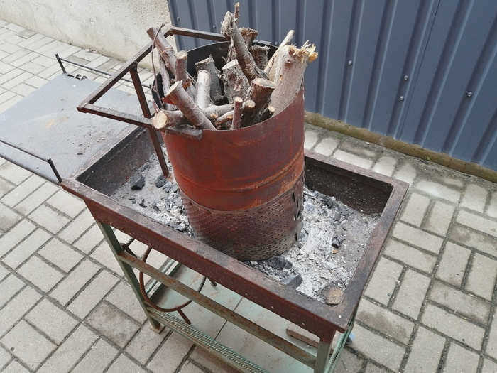 Сосиски на мангале Мясо, Сосиски для жарки, Сосиски, Барбекю, Решетка для барбекю, Решетка для барбекю, Закуска, Закуска на углях, Шампуры, Приготовление на костре, Приготовление на природе, Приготовление для ленивых, Кулинария, Видео, YouTube, Longpost