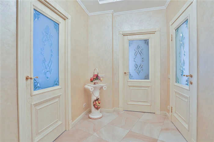 Ламинированный пол и яркие двери