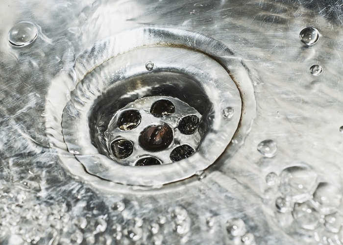 Пузырящаяся вода под раковиной