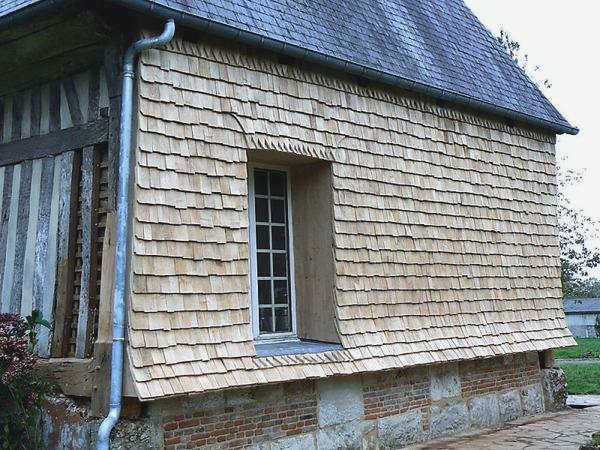 Фасад покрыт деревянной черепицей. Фото с сайта constructions-dantan.fr