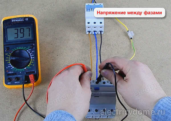Три фазы = 380 В сетевого напряжения, одна фаза = 220 В фазного напряжения