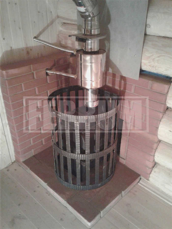 Установка печи для сауны с камином в прихожей