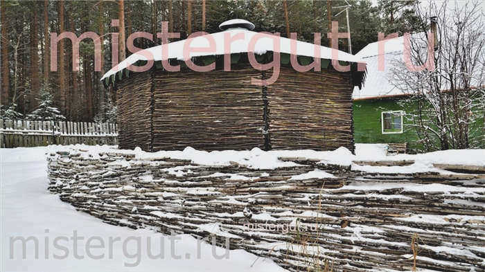 Красивая плетеная беседка и забор