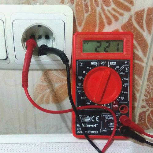 Напряжение между фазой и землей