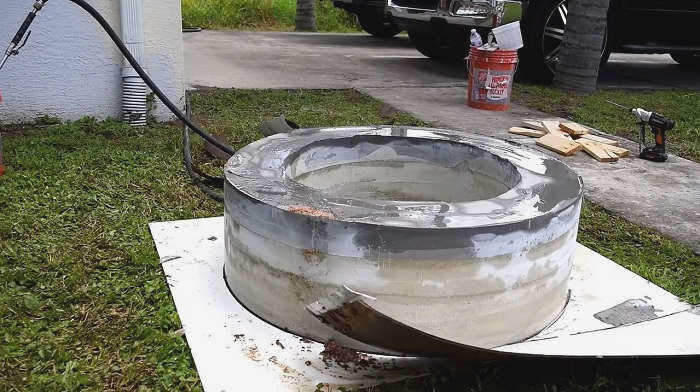 Очаг из обрезанной бочки и бетона