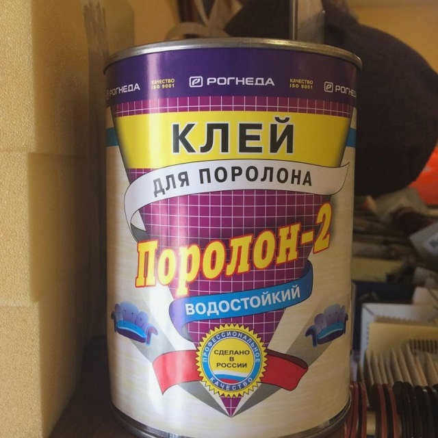 Клей для крепления пенопласта к фанерному основанию.