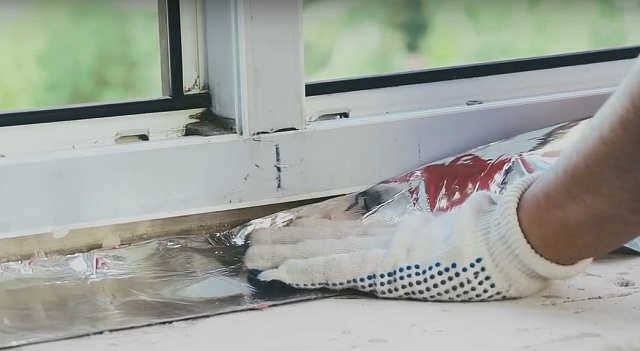 Установка бутиловых лент под подоконниками