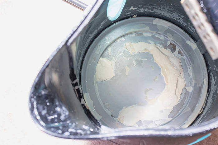 Накипь и белые хлопья в чайнике - следствие высокой жесткости воды.