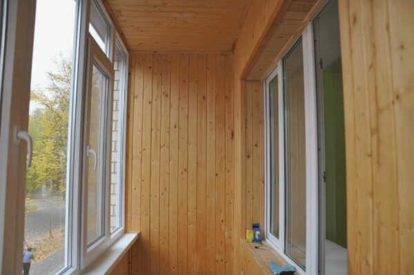 Лакирование стеновых панелей