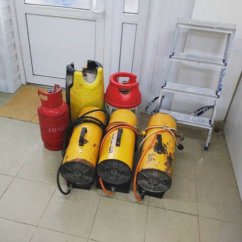 Оптимально использовать модели, работающие от газовых баллонов. Электрические потолки, как правило, очень прочные, поэтому их использование со стандартной проводкой может привести к проблемам. 