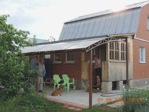 Утрамбовка навеса из поликарбоната для летней кухни