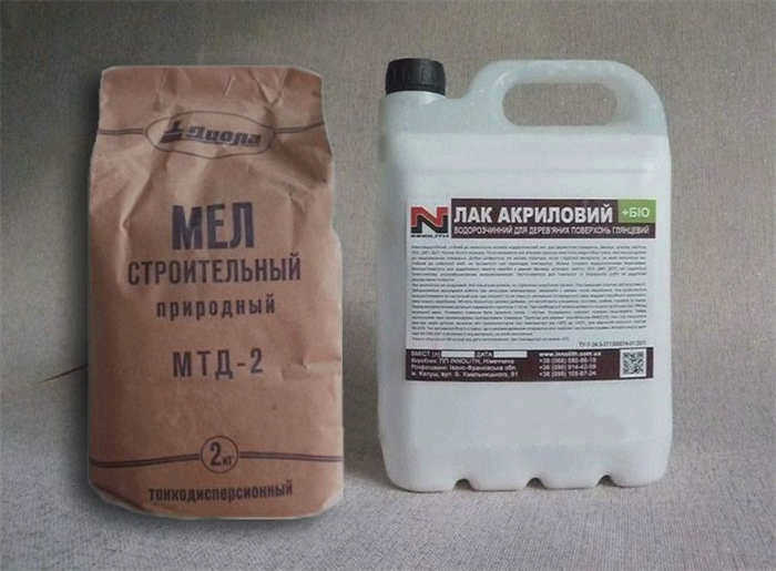 Используя мел и водорастворимый лак, можно легко и недорого сделать шпаклевку по дереву в домашних условиях.