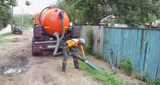 Очистка септика с помощью ассенизаторской машины