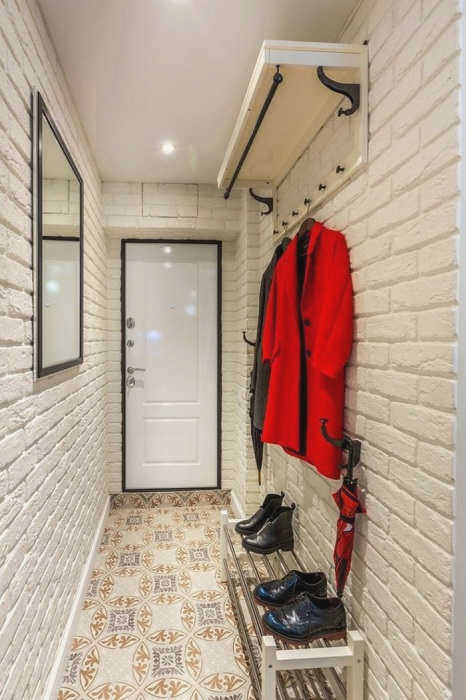 Белый - идеальный цвет для узких прихожих. / Фото: pinterest.ru