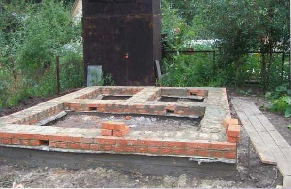 Кирпичи укладываются на бетон