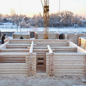 Основная работа по строительству срубов продолжается и зимой.