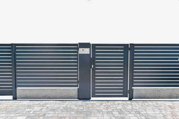 Простой способ вертикальной установки забора из металлических пикетов
