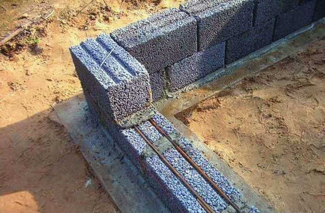 Вариант армирования стальными прутьями требует сверления