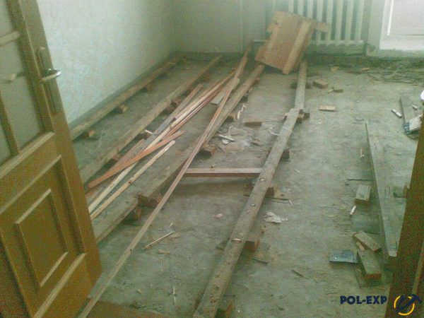Демонтаж деревянного пола должен производиться очень аккуратно