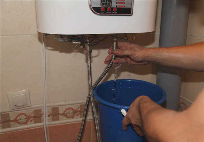Слив воды из водонагревателя